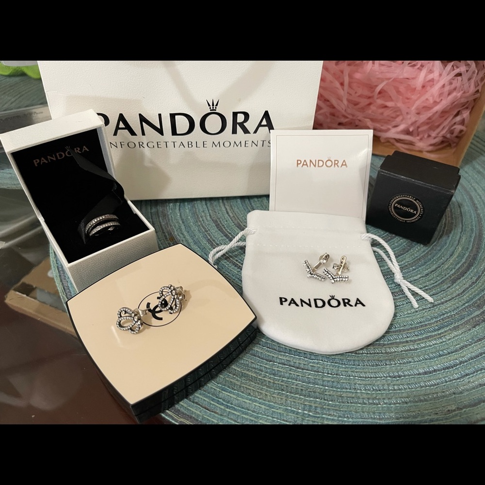 Bundle,beautiful Pandora Earrings in excellent condition ♥️